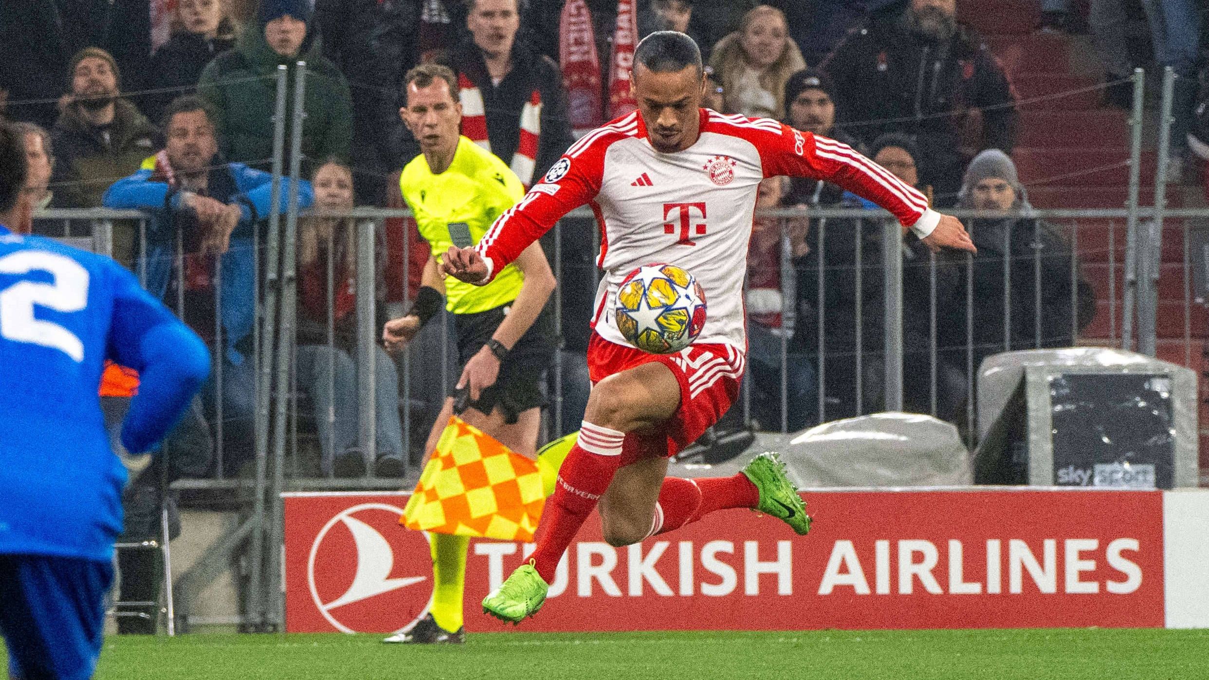 <strong>Leroy Sane (FC Bayern)</strong><br>Bemüht, aber oft uneffektiv. Bleibt mehrfach hängen und hat wenig zielstrebige Aktionen. Schießt in Rücklage freistehend weit übers Tor (65.). <em><strong>ran</strong></em>-Note: 4