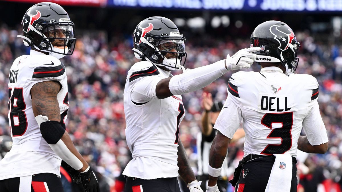 NFL, American Football Herren, USA Houston Texans at New England Patriots Oct 13, 2024; Foxborough, Massachusetts, USA; Houston Texans wide receiver Stefon Diggs (1) celebrates after scoring a touc...