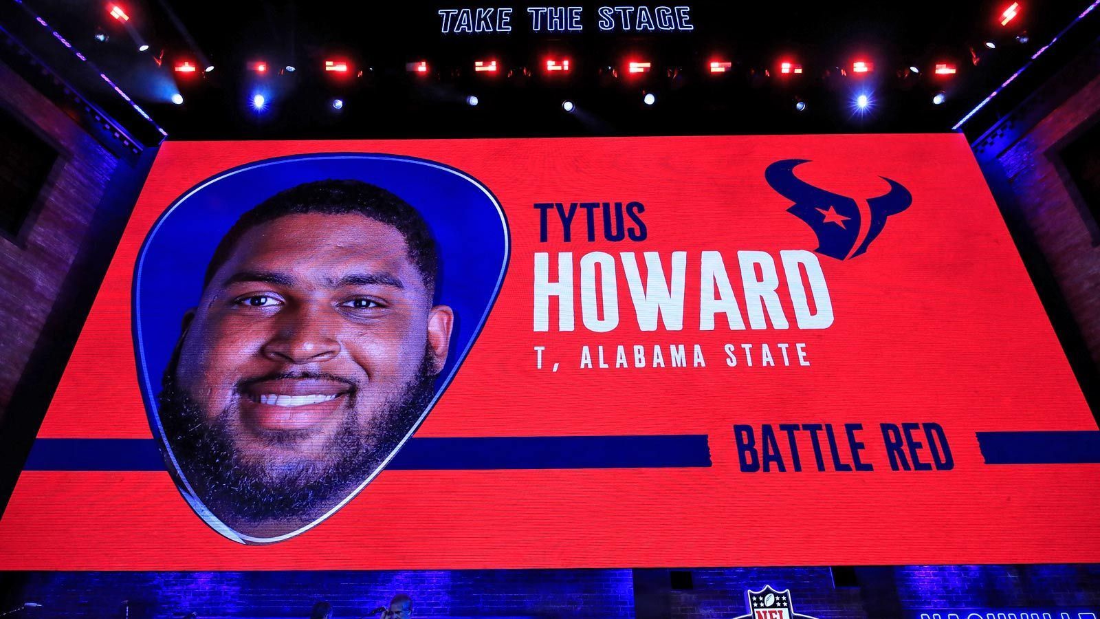 
                <strong>Verlierer: Houston Texans</strong><br>
                Da kann man nur sagen: Verspekuliert! Kein Quarterback hat in der vergangenen Saison so viel Druck bekommen, wie Deshaun Watson. Logisch also, dass ein O-Liner erste Wahl sein würde. Mit Tackle Tytus Howard wurde dies auch umgesetzt. Allerdings stand Howard wohl nicht ganz oben auf der Liste der Texans. In den vergangenen Tagen wurde deutlich, dass Tackle Andre Dillard Wunschkandidat in Houston ist. Angeblich hatte man sogar überlegt, für ihn hochzutraden. Die Texans entschieden sich gegen diesen Schritt. Lange Zeit sah es auch so aus, als würde das Risiko aufgehen. Dann tradeten die Philadelphia Eagles sich spontan einen Platz vor die Texans und zockten Dillard weg – extrem ärgerlich für die Texaner!
              