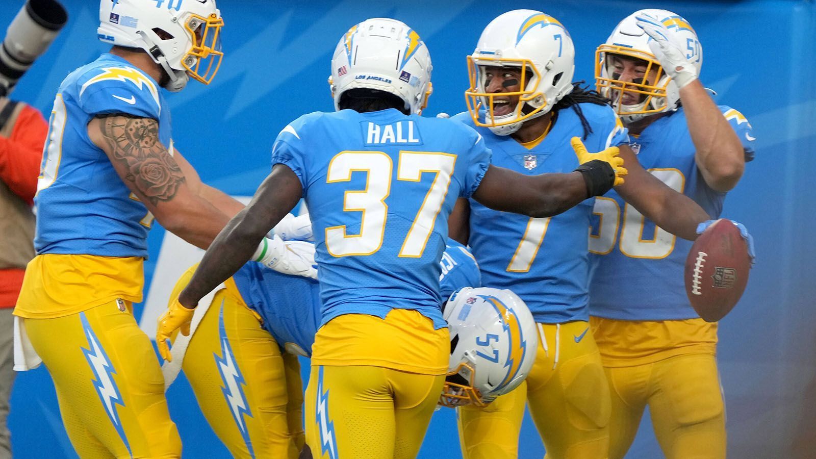 
                <strong>Los Angeles Chargers </strong><br>
                &#x2022; Location: Jack Hammett Sports Complex<br>&#x2022; Rookie-Start: 19. Juli<br>&#x2022; Restliche Spieler: 26. Juli<br>
              