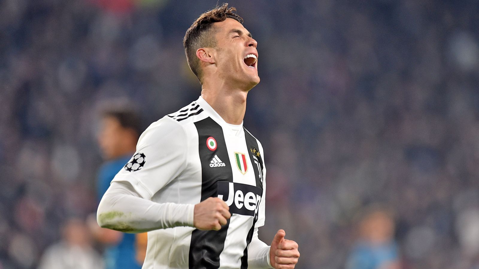 
                <strong>Cristiano Ronaldo (Juventus Turin)</strong><br>
                Diesen zweiten Platz belegt Cristiano Ronaldo. Laut "Manager Magazin" verdient der Portugiese seit seinem Wechsel nach Italien rund 577.000 Euro pro Woche. Bei Juve kassiert Ronaldo laut der "Gazzetta dello Sport" innerhalb eines Jahres eine Summe von ungefähr 31 Millionen Euro. Durch Bonuszahlungen können aber angeblich gar bis zu 56,4 Millionen Euro für "CR7" bei Juventus herausspringen. Top-Verdiener beim italienischen Serienmeister ist er damit allemal. Und kassiert damit dicker ab, als fünf andere Juve-Stars zusammen!
              