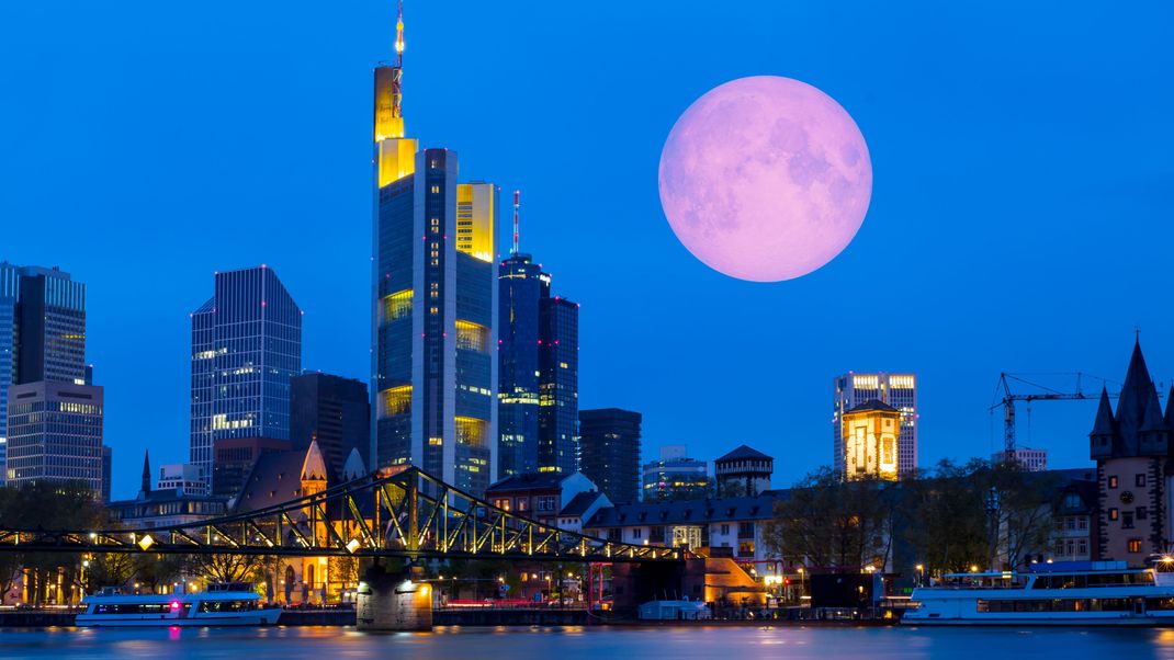 Supermond über Frankfurt: Die Skyline könnte mit einer kurzlebigen Sehenswürdigkeit mehr zu sehen sein. (Symbolbild)