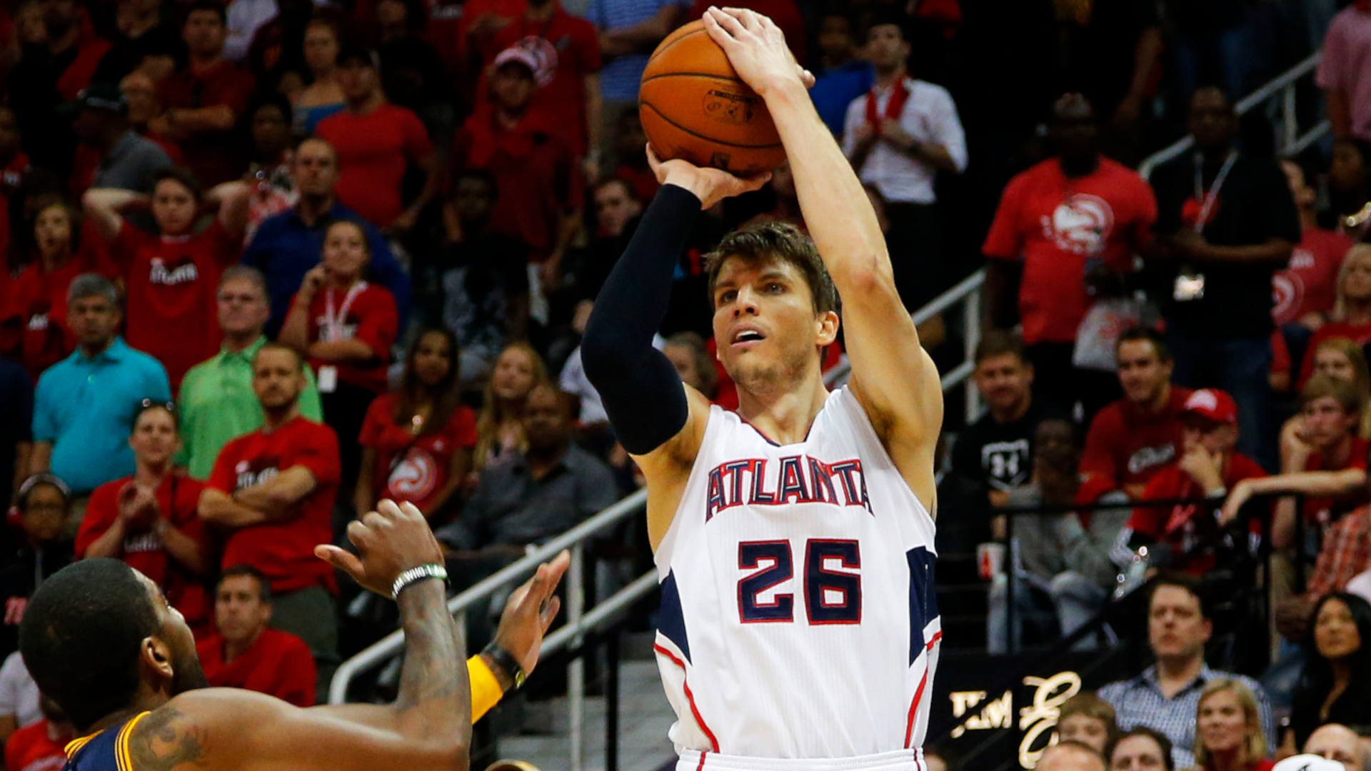 
                <strong>Platz 5: Kyle Korver (2003 bis 2020)</strong><br>
                &#x2022; Regular Season Spiele: 1.232 -<br>&#x2022; Getroffene Dreier: 2.450 -<br>&#x2022; Dreierversuche: 5.715 -<br>&#x2022; Trefferquote: 42,9 %<br>
              