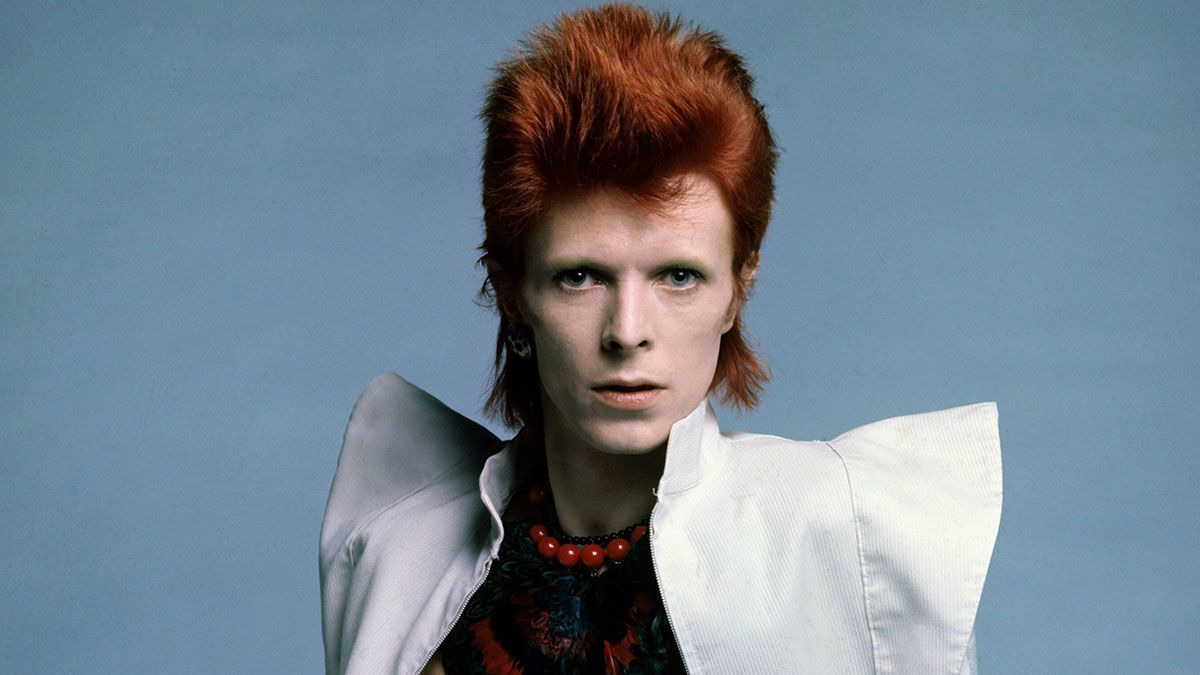 Der Vokuhila galt als eine Trendfrisur der 70er- und 80er-Jahre – Megastar David Bowie hat die Trendfrisur von 1972 bis 1974 zu seinem Markenzeichen gemacht. Jetzt feiert die Vokuhila Frisur ein Revival!