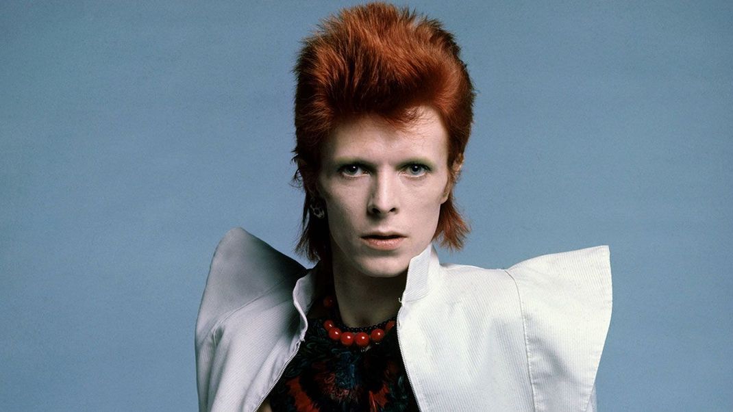 Der Vokuhila galt als eine Trendfrisur der 70er- und 80er-Jahre - Megastar David Bowie hat die Trendfrisur von 1972 bis 1974 zu seinem Markenzeichen gemacht. Jetzt feiert die Vokuhila-Frisur ein Revival!