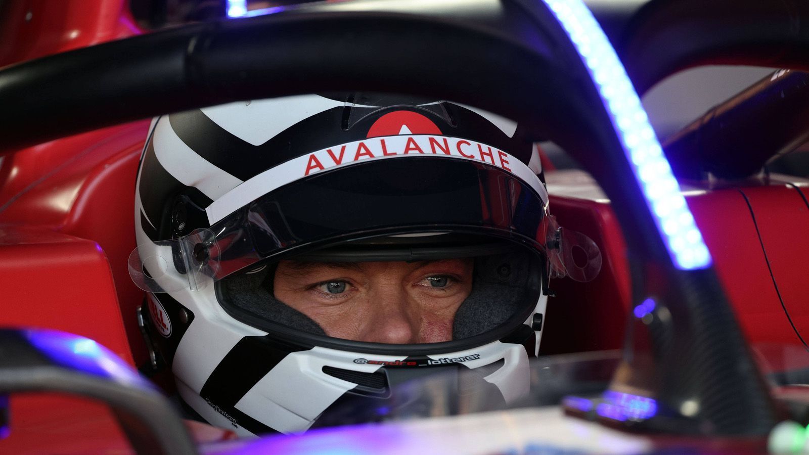 
                <strong>André Lotterer (Andretti)</strong><br>
                Mit entscheidend für die Aufholjagd war eine konservative Strategie zu Beginn des Rennens, "damit wir in der zweiten Rennhälfte etwas mehr Energie haben", erklärte Lotterer: "Das war gut und ermöglichte es mir, nach vorne zu kommen und die Ziellinie als Siebter zu überqueren. Aber ich erhielt eine Fünf-Sekunden-Zeitstrafe, weil ich hinter dem Safety-Car mehr als zehn Wagenlängen zurücklag. Das war unglücklich."
              