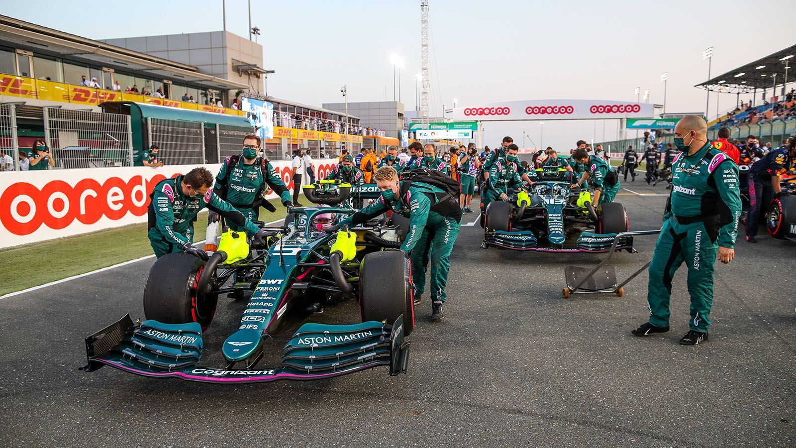 
                <strong>Verlierer: Sebastian Vettel</strong><br>
                Der Heppenheimer ging von Platz zehn ins Rennen und erwischte einen schlechten Start. Am Ende fuhr er wieder als Zehnter über die Linie und damit vier Plätze hinter seinem Teamkollegen Lance Stroll, der aber hinter ihm ins Rennen ging. Der Deutsche konnte in Katar nicht das volle Potenzial des Autos auf die Strecke bringen. Für ihn mal wieder ein sportlicher Rückschlag.
              