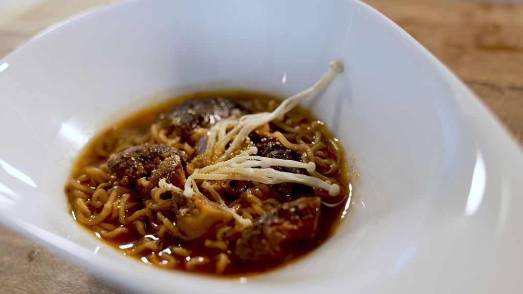 Ramen-Suppe zählt zu den beliebtesten Fast-Foods in Japan. Einen besonders vollen Geschmack erhält sie durch umami-reiche Shiitake-Pilze!