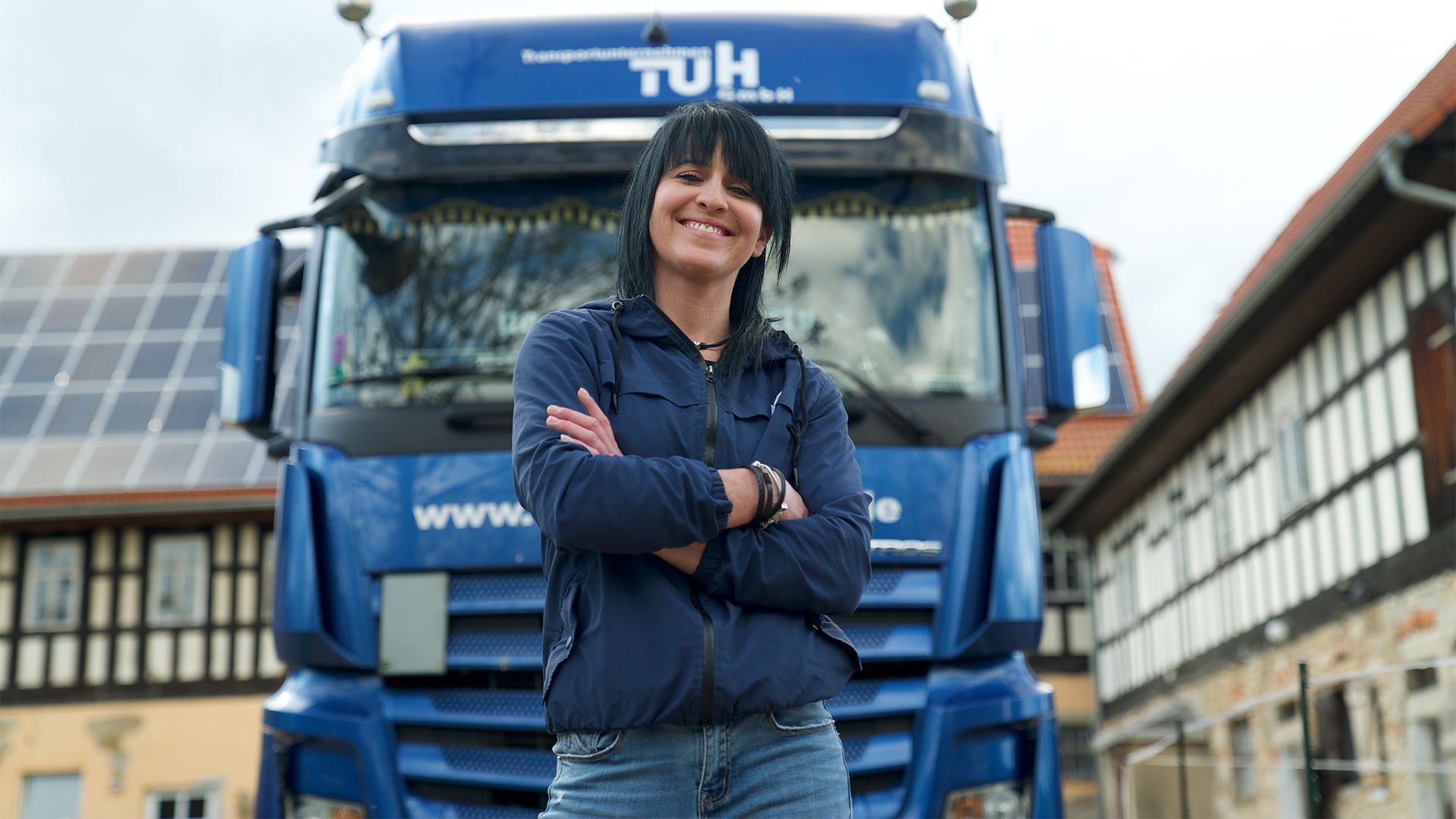 Glücklich posiert "Trucker Babe" Chrissy vor ihrem  Mercedes Actros 1851 mit Kühlzug.