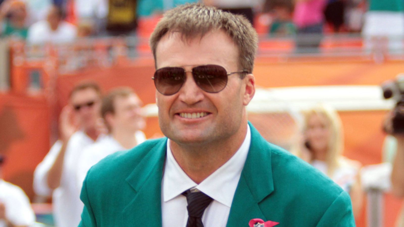 
                <strong>Zach Thomas</strong><br>
                Zwölf Jahre lief der Linebacker für die Miami Dolphins auf, bevor er in seiner 13. und letzten Saison zu den Dallas Cowboys ging. Im College Football ist Thomas bereits in die Hall of Fame aufgenommen worden.
              