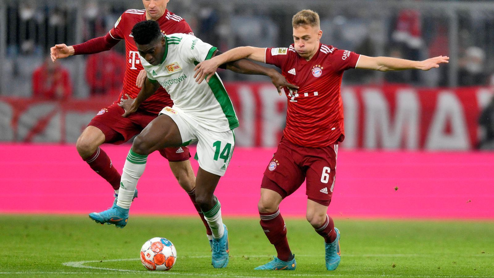 
                <strong>Joshua Kimmich</strong><br>
                Wie immer der Taktgeber im Mittelfeld mit den meisten Ballkontakten, allerdings ohne groß aufzufallen. Leistet sich den ein oder anderen Fehlpass in der Spieleröffnung. Sein Freistoß in der 40. Minute zu harmlos. 100 Prozent gelungen dagegen seine Ecke in der 25. Minute, die Nianzou zum 2:0 verwandelt. Wird in der 75. Minute für Roca ausgewechselt. ran-Note: 3
              