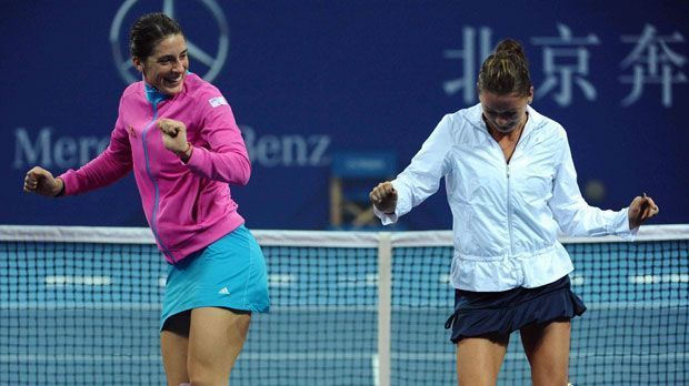 
                <strong>Tanz zu Zweit</strong><br>
                Bei den China Open 2011 ist sie sogar nach der Finalniederlage in bester Tanz-Stimmung. Zusammen mit ihrer Bezwingerin Agnieszka Radwanska unterhält sie die Zuschauer bei der Preisvergabe. 
              