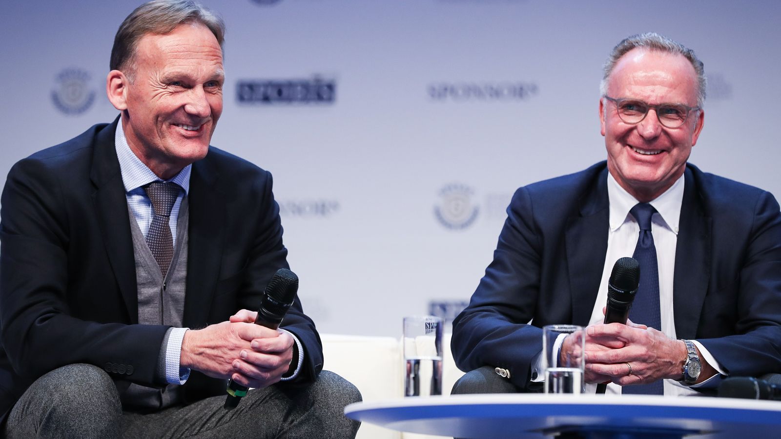 
                <strong>Rummenigge über Dortmunds Börsengang</strong><br>
                Borussia Dortmund ist bis heute der einzige Bundesliga-Klub der auch gleichzeitig an der Börse notiert ist. 2010 stichelte Rummenigge gegen den BVB. "Wir kaufen keine Aktien von Fußballvereinen, obwohl der BVB ein Übernahmekandidat wäre. Die Aktien sind auf den halben Wert gesunken und die haben immerhin ein schönes Stadion", sagte Rummenigge damals.
              