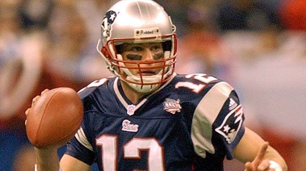 
                <strong>Tom Brady</strong><br>
                Ja, tatsächlich: Auch ein GOAT hat einmal klein angefangen. 2000 im Draft von den Patriots an insgesamt 199. Stelle ausgewählt, ersetzte er in seiner zweiten Saison Stamm-Spielmacher Drew Bledsoe, der sich in Week 2 schwer verletzte. Brady führte die Pats in den Super Bowl XXXVI, den der damals 24-Jährige mit seinen Patriots 20:17 gegen die St. Louis Rams gewinnen konnte. Brady wurde bei seiner Super-Bowl-Premiere zum MVP gewählt. Er kann sich am 4. Februar (ab 22.50 Uhr live auf ProSieben und im Livestream auf ran.de) im Duell mit Backup Foles und den Eagles seinen insgesamt sechsten Ring sichern.
              