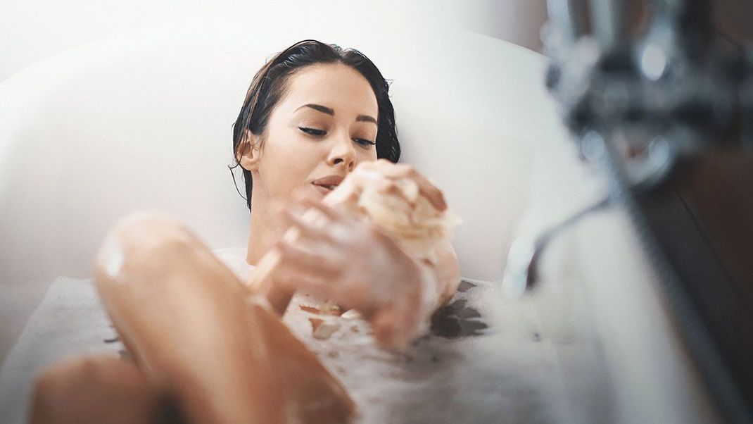 Hygienisch, hautverträglich, haltbar – selbstgemachtes Duschgel punktet nicht nur mit Nachhaltigkeit. Überzeuge dich von den Vorteilen, die ein nachhaltiges Duschgel mit sich bringt und finde dein Lieblings-DIY-Rezept zum Selbermachen! 