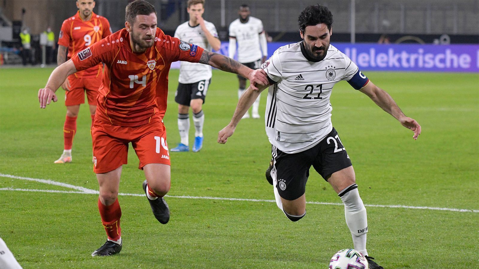 
                <strong>Ilkay Gündogan</strong><br>
                Wirbelt zunächst im Mittelfeld viel herum, ist dabei aber manchmal zu verspielt. Er findet die Lücke im dichten Abwehrverbund der Gäste in der ersten Halbzeit allerdings auch nicht. Verwandelt dafür aber den Foulelfmeter in der 62. Minute sicher. Insgesamt in Ordnung. ran-Note: 3
              