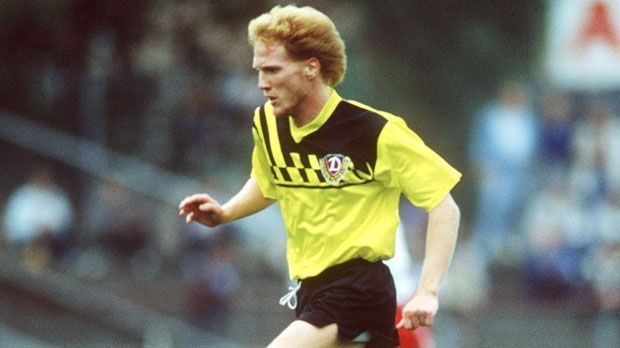 
                <strong>Matthias Sammer anno 1990</strong><br>
                Bis 1990 spielte Sammer für Dresden. Nach dem Mauerfall lief er für den VfB auf. Kurios: Sammer hatte bei Leverkusen unterschrieben, doch Bundeskanzler Kohl ermahnte Manager Calmund, der bereits Thom verpflichtet hatte: "Sie können die DDR nicht einfach leer kaufen."
              