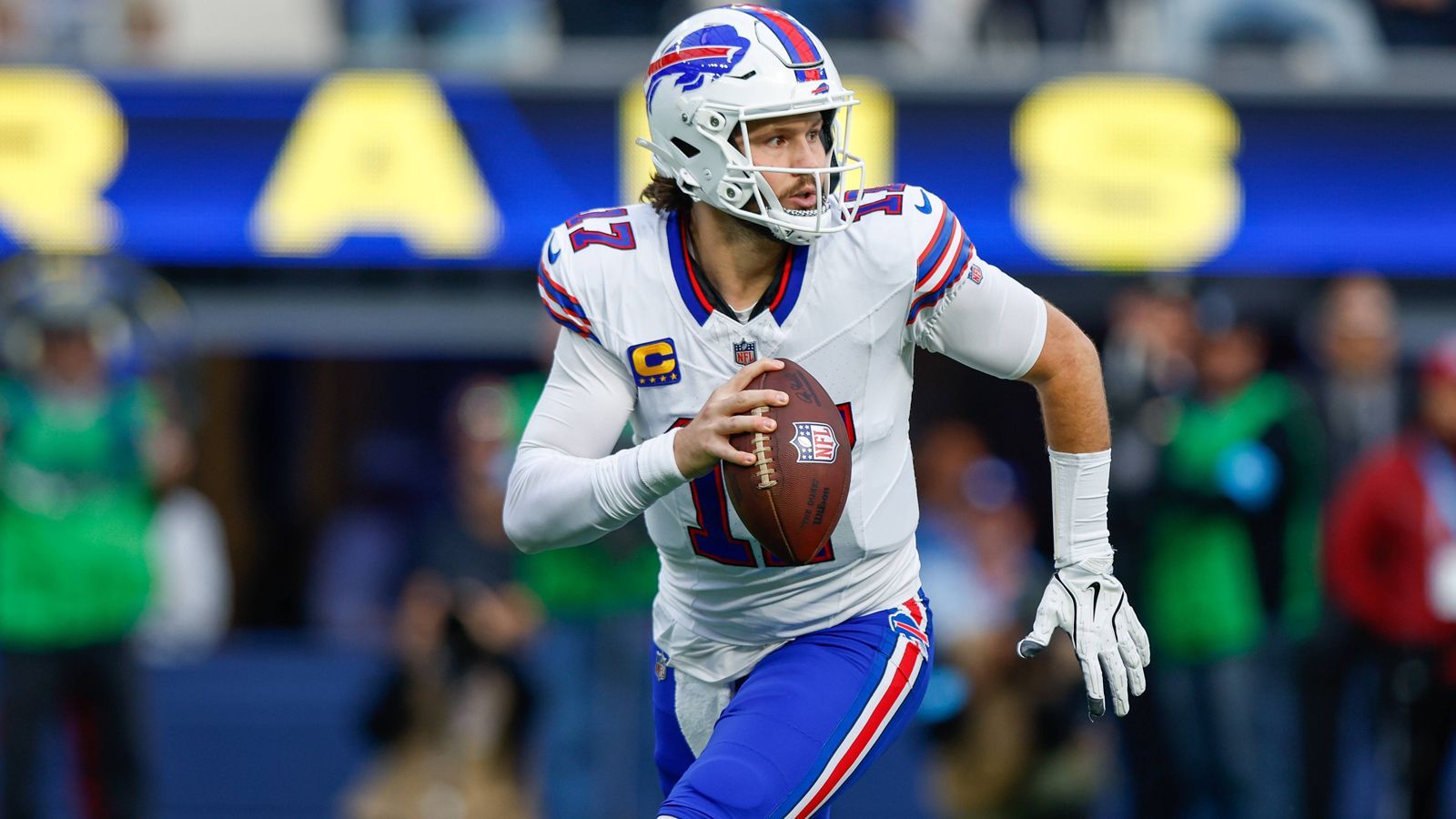 <strong>Die MVP-würdigen Zahlen des Josh Allen</strong><br>In Week 14 gegen die Los Angeles Rams erzielte Allen als erster Spieler der NFL-Geschichte drei Passing- und drei Rushing-Touchdowns in einer Partie.