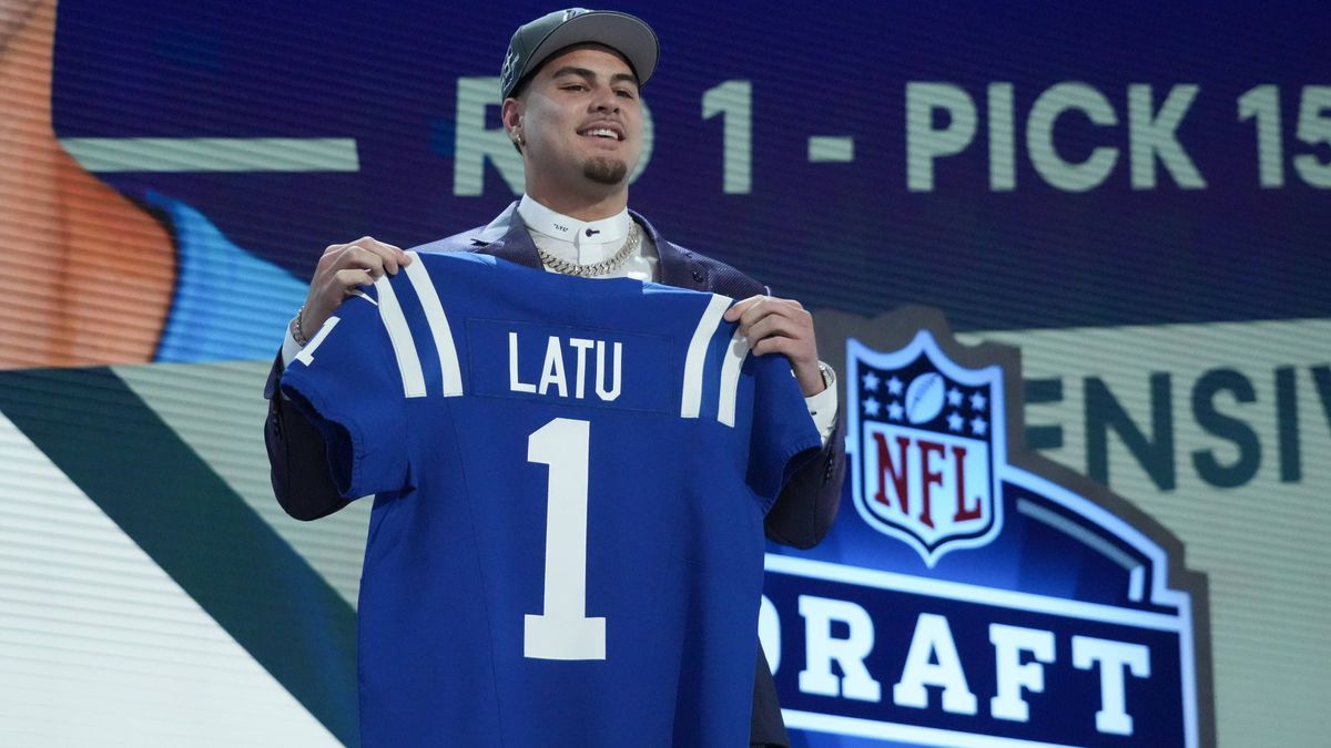 NFL, American Football Herren, USA NFL Draft Apr 25, 2024; Detroit, MI, USA; UCLA Bruins defensive lineman Laiatu Latu poses after being selected by the Indianapolis Colts as the No. 15 pick in the...