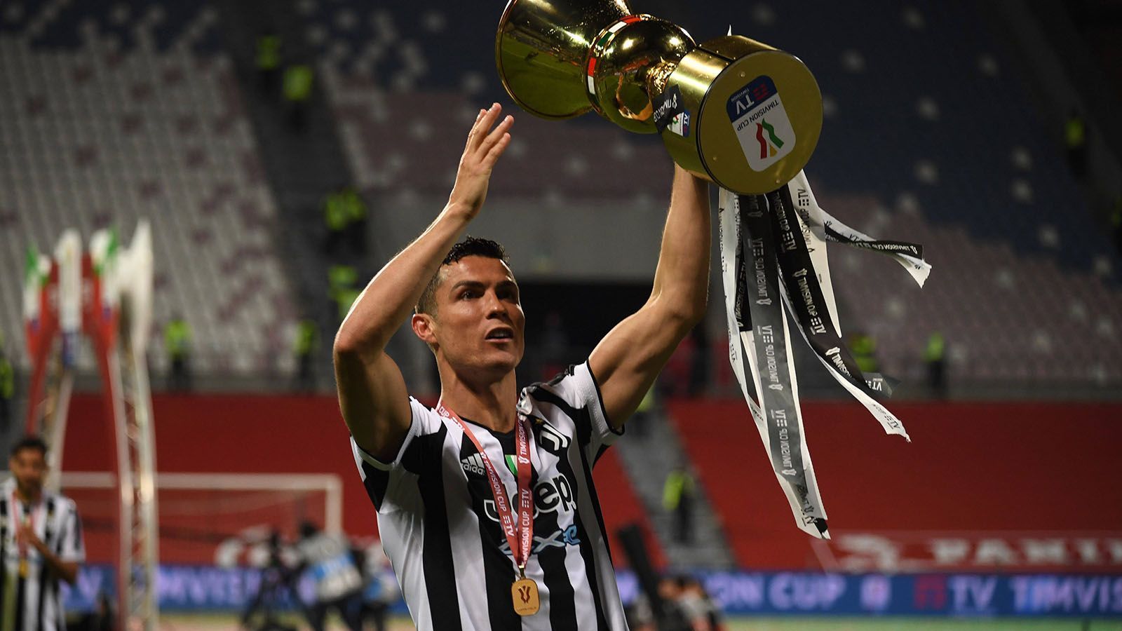 
                <strong>Platz 1: Cristiano Ronaldo (117 Millionen Euro)</strong><br>
                Der teuerste Ü-32-Transfer aller Zeiten ist natürlich der Mega-Wechsel von Cristiano Ronaldo aus dem Sommer 2018. Satte 117 Millionen Euro ließ sich Juventus die Verpflichtung des Portugiesen kosten, der noch immer einer der besten Spieler der Welt ist. Im vergangenen Jahr reichte es aber zum ersten Mal in der Ära Ronaldo nicht zur Meisterschaft für Juventus, doch der Transferrekord von CR7 wird wohl so schnell nicht gebrochen. 
              