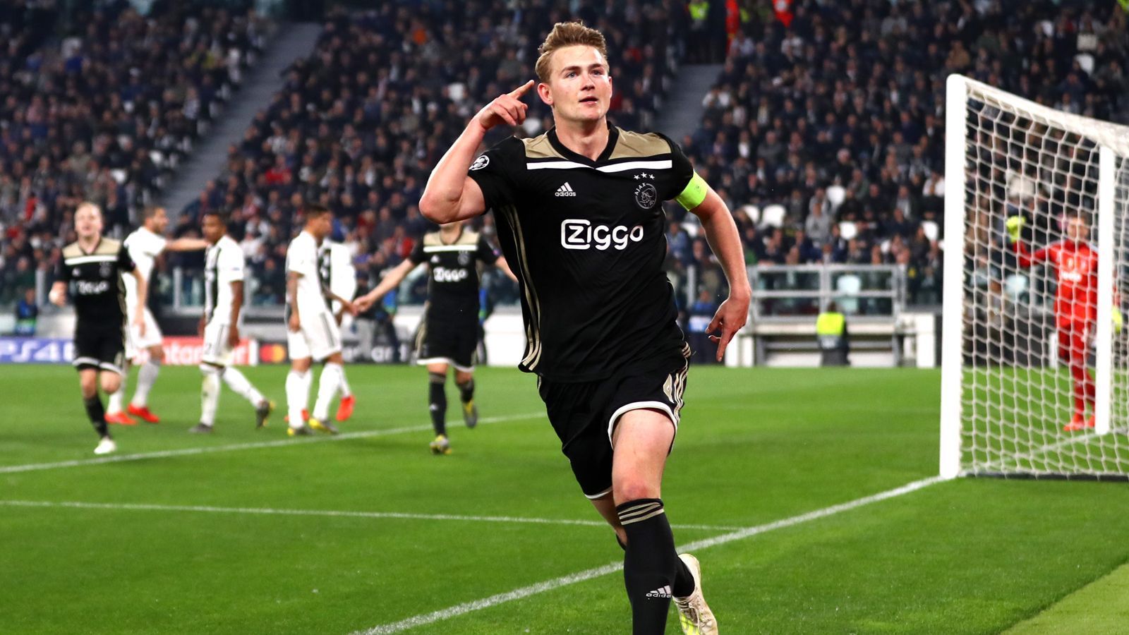 
                <strong>Matthijs de Ligt (19)</strong><br>
                Der Abschied des Kapitäns ist eigentlich schon beschlossene Sache. Wo es De Ligt hinzieht, ist dagegen noch nicht ganz geklärt. Medienberichten zufolge hatte eigentlich der FC Barcelona alle Trümpfe in der Hand. Doch Mino Raiola, der Berater des 19-Jährigen, zweifelte zuletzt die Finanzkraft der Katalanen an. Er würde seinen Schützling lieber nach England verkaufen. Laut "Marca" lehnte der Innenverteidiger selbst jüngst ein 70-Mio-Angebot von Manchester United ab. Der FC Liverpool soll dagegen noch im Rennen sein. Hier könnte der Niederländer an der Seite seines Landsmannes Virgil van Dijk spielen. Der FC Bayern und Juventus Turin sollen dagegen keine Option sein, wie Ajax-Boss Van der Sar bei "Sky Italia" verriet: "Ich denke, er wird nach Spanien oder England gehen", so der frühere Torhüter.
              