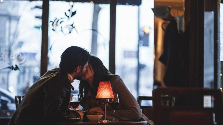 Die Funken fliegen schon beim ersten Date? Perfekt! Aber wann ist der Zeitpunkt für den ersten Kuss?