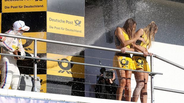 
                <strong>So sexy sind die Grid Girls in der DTM</strong><br>
                Paschold auf die Frage, ob Grid Girls heute noch zeitgemäß sind: "Es kommt auf die Frau darauf an, ob man nur als Objekt wahrgenommen wird. Leider müssen die Agenturen immer mehr sparen. Darum hat in Serien unterhalb der Formel 1 die Qualität der Mädels auch nachgelassen."
              