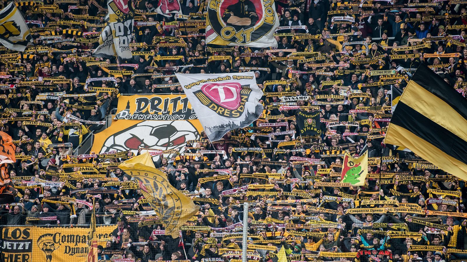 
                <strong>Dynamo Dresden</strong><br>
                Dynamo Dresdens Geschäftsführer Ralf Minge lehnte bislang den Einstieg eines Investors ab. "Wir tun gut daran, keine Abhängigkeiten einzugehen. Und man weiß nie, welcher Flurschaden dann eventuell hinterlassen wird", sagte Minge dem "Kicker". Neben dem Geschäftsführer sind auch große Teile der Fans gegen einen Geldgeber. Zudem ist die Profi-Abteilung des Vereins auch noch nicht ausgegliedert worden.
              