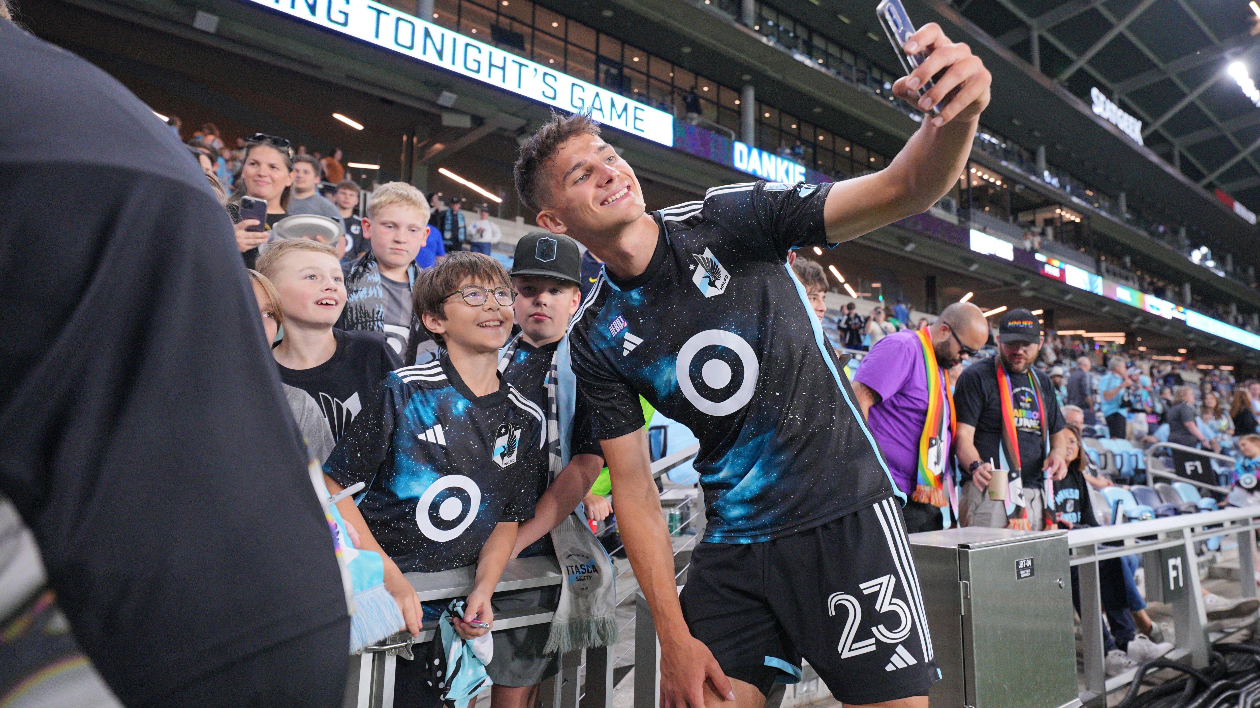 <strong>Morris</strong> <strong>Duggan (Innenverteidiger - Minnesota United FC)</strong><br>Der Marktwert des Abwehr-Spezialisten ist mit lediglich 25.000 Euro der niedrigste aller deutschen MLS-Akteure, doch der gebürtige Münchner steht wohl erst vor seinem Durchbruch. Seit Ende Juni gehört Duggan zumindest zum Profikader, Einsätze sind allerdings Mangelware. Ein weiterer Minnesota-Neuzugang: Ex-Augsburger Kelvin Yeboah.