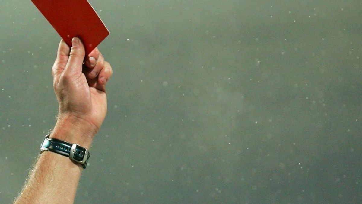Angriff auf Schiedsrichter nach Platzverweis