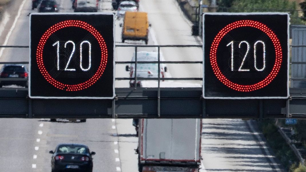 Ein Tempolimit auf Autobahnen würde nicht nur die Zahl der Verkehrstoten senken, sondern auch erheblich zum Umweltschutz beitragen.