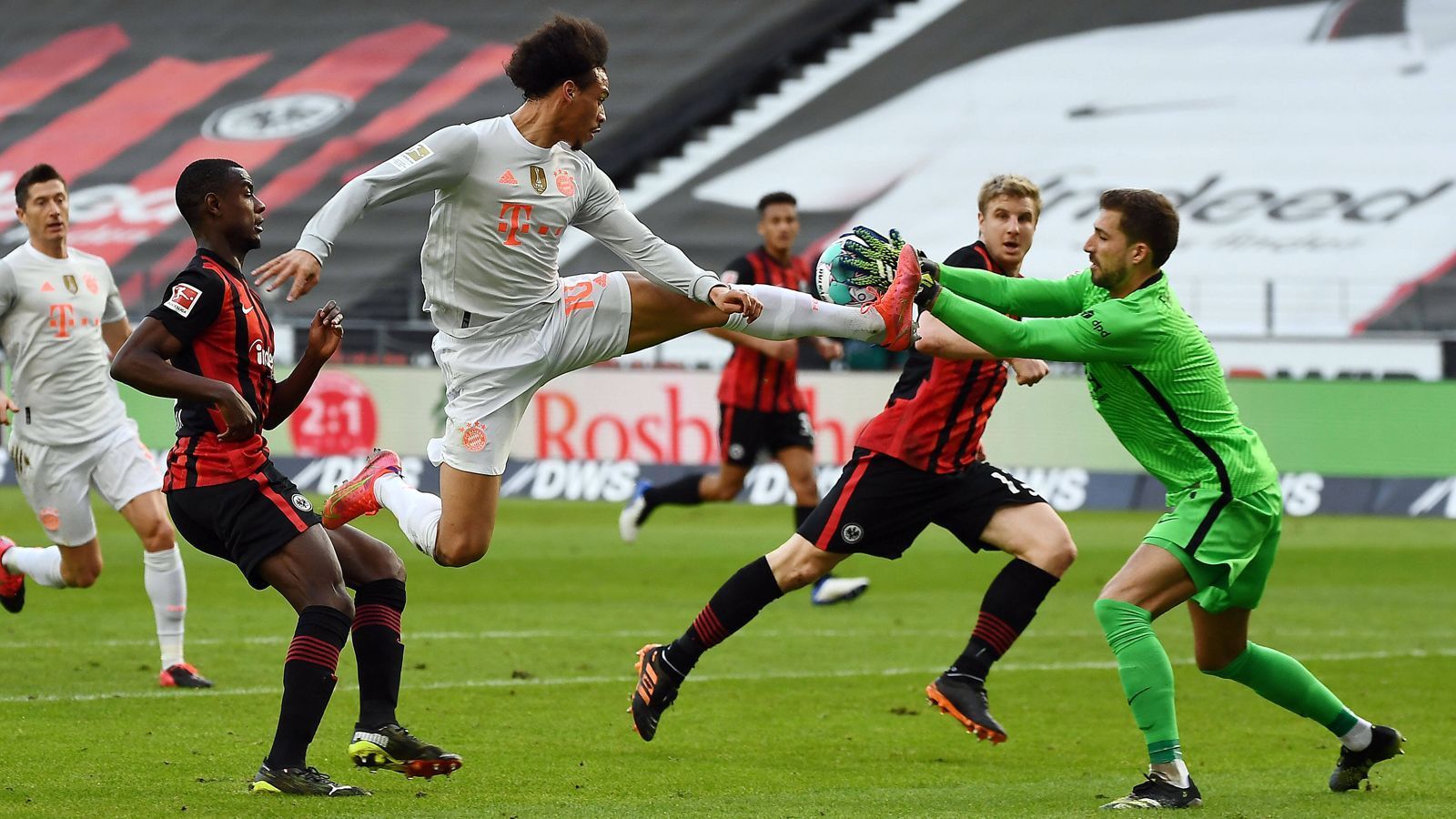 
                <strong>3. Saisonniederlage: Frankfurter Eintracht ringt den FC Bayern nieder</strong><br>
                Am 22. Spieltag der Bundesliga verliert der FC Bayern München bei Eintracht Frankfurt mit 1:2. Obwohl sich die Mannschaft von Hansi Flick nach einer katastrophalen ersten Halbzeit wieder berappelt, gelingt es den Hessen den Vorsprung über die Zeit zu bringen. Auf Frankfurter Seite beeindruckt vor allem der 27 Jahre alte Amin Younes, der die dritte Saisonniederlage des deutschen Rekordmeisters fast im Alleingang auf den Weg bringt. ran.de hat die Leistungen der beiden Mannschaften bewertet. 
              