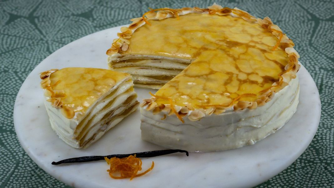 Leckere Crêpes-Torte mit Orangen-Gel und Orangen-Quark-Creme