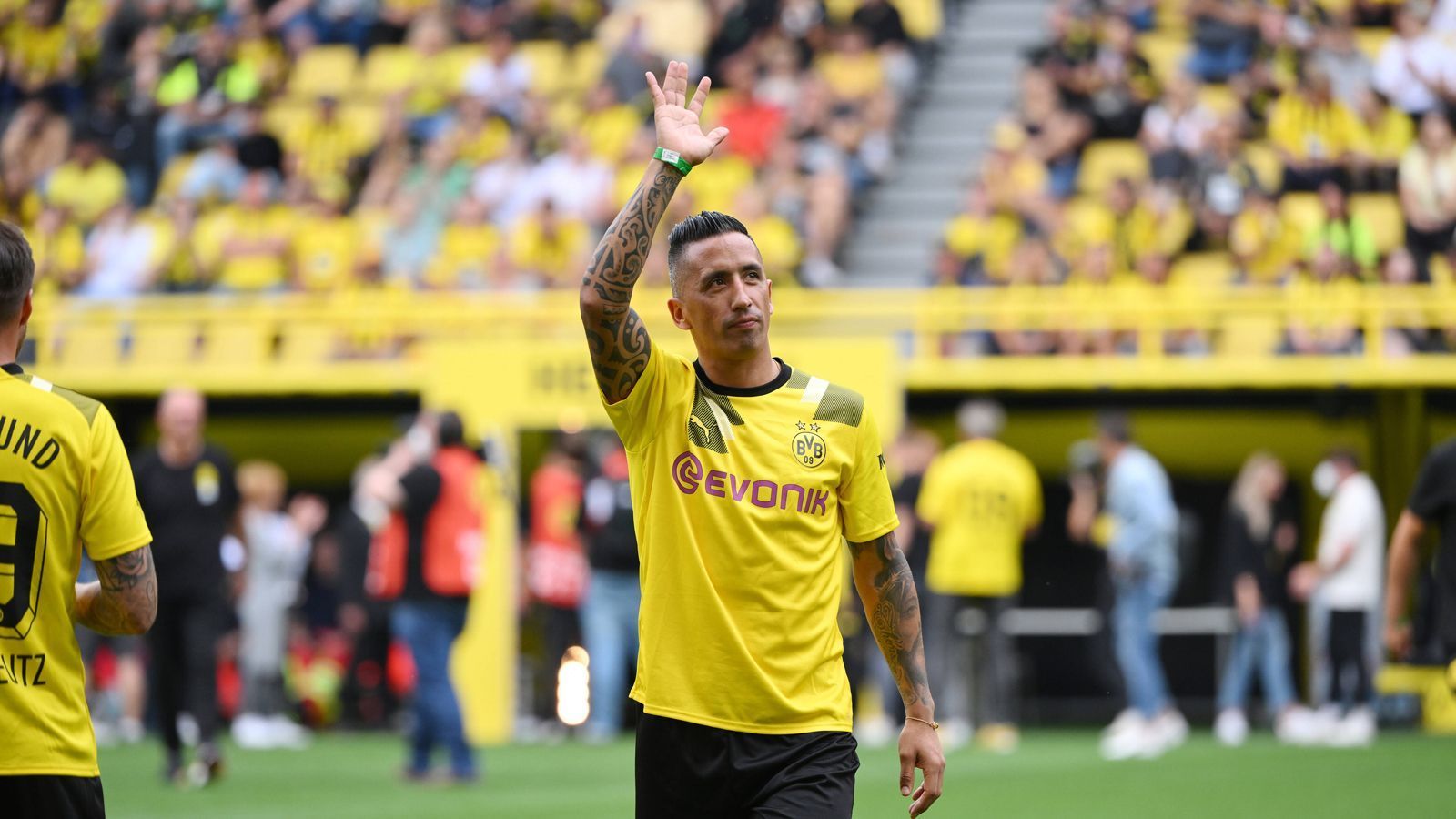 
                <strong>Lucas Barrios (ehemals u.a. Borussia Dortmund) </strong><br>
                &#x2022; Instagram-Follower: 410.000<br>&#x2022; Einnahmen pro Post: 1.910,04 Euro<br>
              