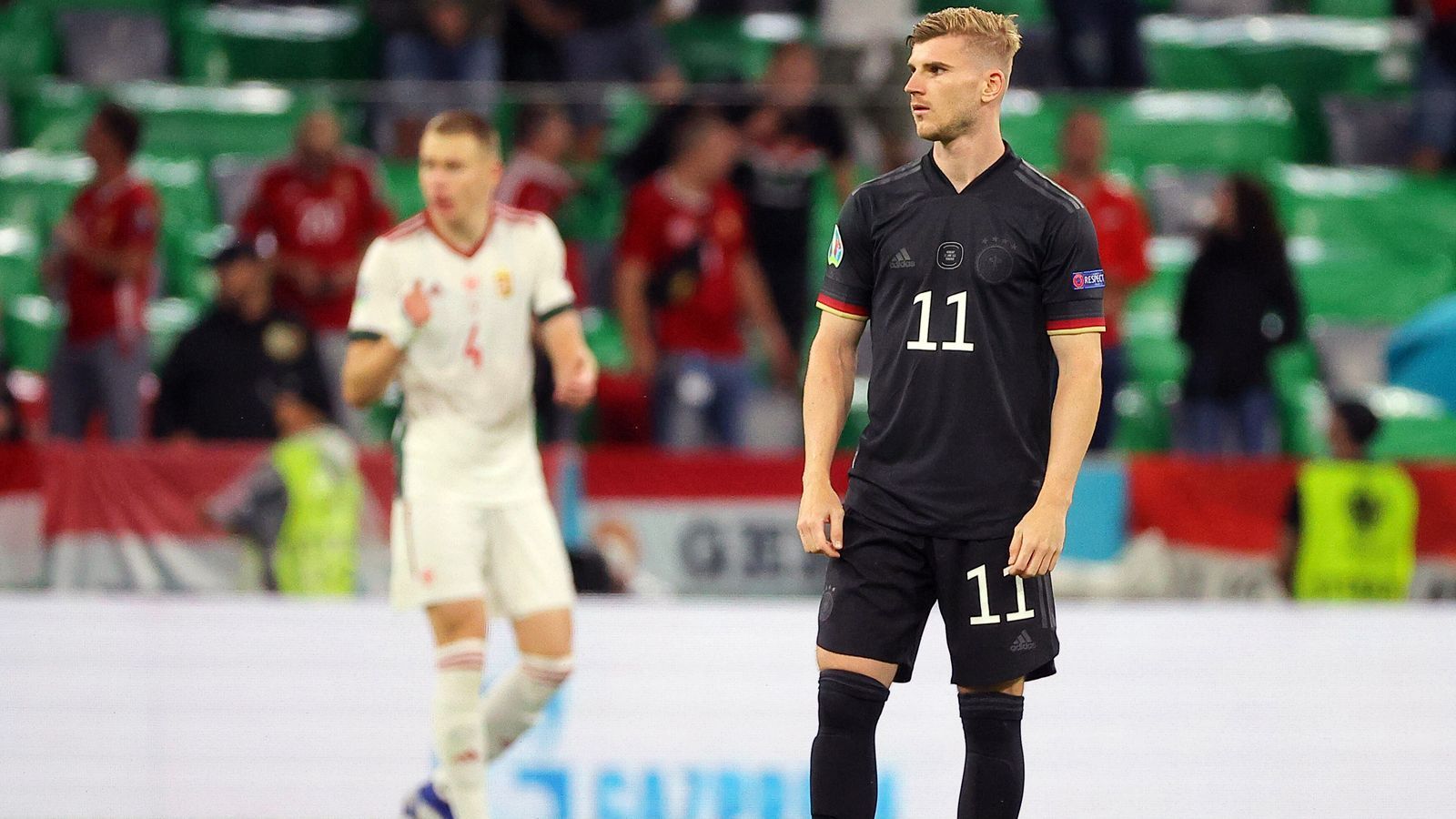 
                <strong>Angriff: Timo Werner (Deutschland)</strong><br>
                Nach einer schwachen ersten Saison bei Chelsea, die aber trotzdem mit dem Champions-League-Sieg endete, musste Timo Werner bei der EM den nächsten Nackenschlag hinnehmen. Der Stürmer hatte keinen Stammplatz im DFB-Team. Und auch als Joker überzeugte der frühere Leipziger nicht. "Ich bin keiner, der sich mit verschränkten Armen auf die Tribüne setzt und schmollt", sagte Werner zwar während der für ihn enttäuschenden Endrunde, als er dann im Achtelfinale im Wembleystadion gegen England aber die Chance von Beginn an bekam, konnte er diese eben auch nicht nutzen. Bitter: In dem engen Spiel vergab ausgerechnet Werner eine der wenigen Großchancen für das DFB-Team, blieb so im gesamten Turnier ohne Treffer. 
              