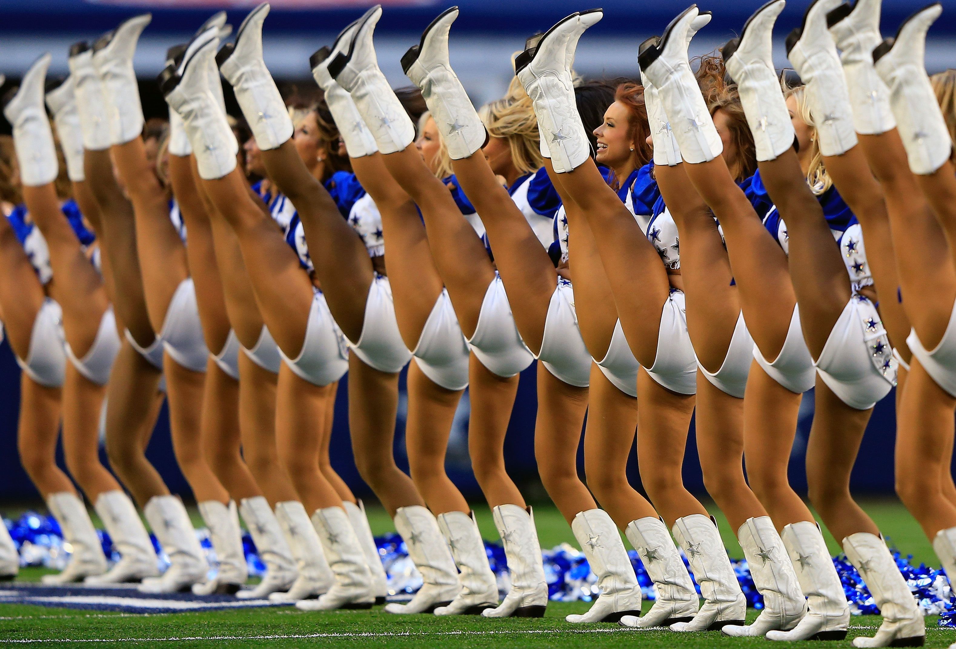 
                <strong>Heiße Einblicke - die Cheerleaders der NFL</strong><br>
                Und einmal alle Beine nach oben, bitte! Die Cheerleader der Dallas Cowboys laufen zu Hochform auf. Wer möchte da nicht gerne mal ein Cowboy sein?
              