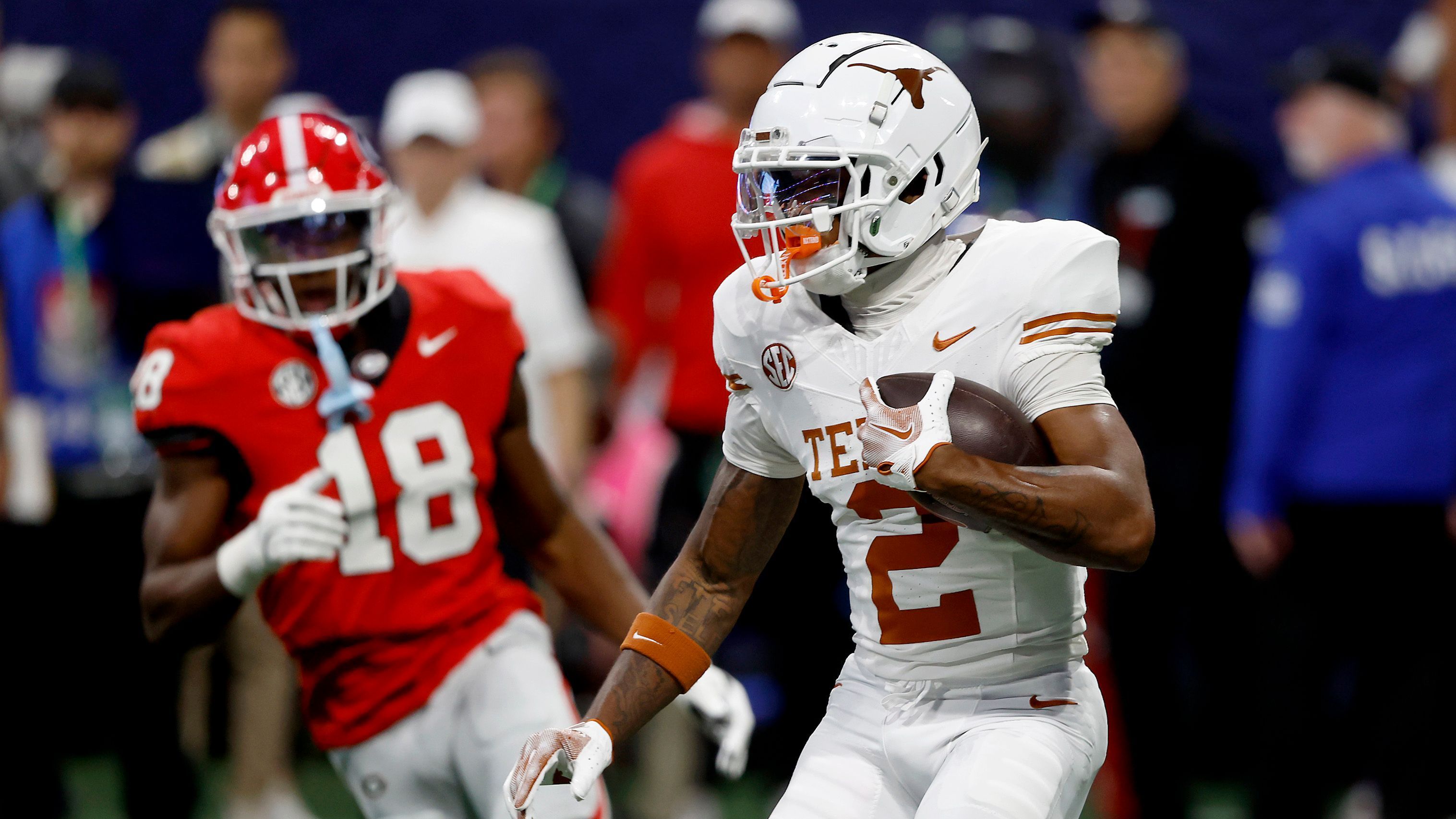 <strong>Matthew Golden (Texas): Fazit</strong><br>Eine alte NFL-Weisheit besagt: You can't teach speed. Tempo kann man nicht erlernen und Matthew Golden hat viel davon. Ihn nur auf seine Geschwindigkeit zu reduzieren, würde ihm allerdings nicht gerecht werden. Golden zeigt gute Ansätze in vielen Bereichen des Spiels, die sich noch weiterentwickeln können.&nbsp;<br><br><strong>Einschätzung</strong>: Mitte erste Runde