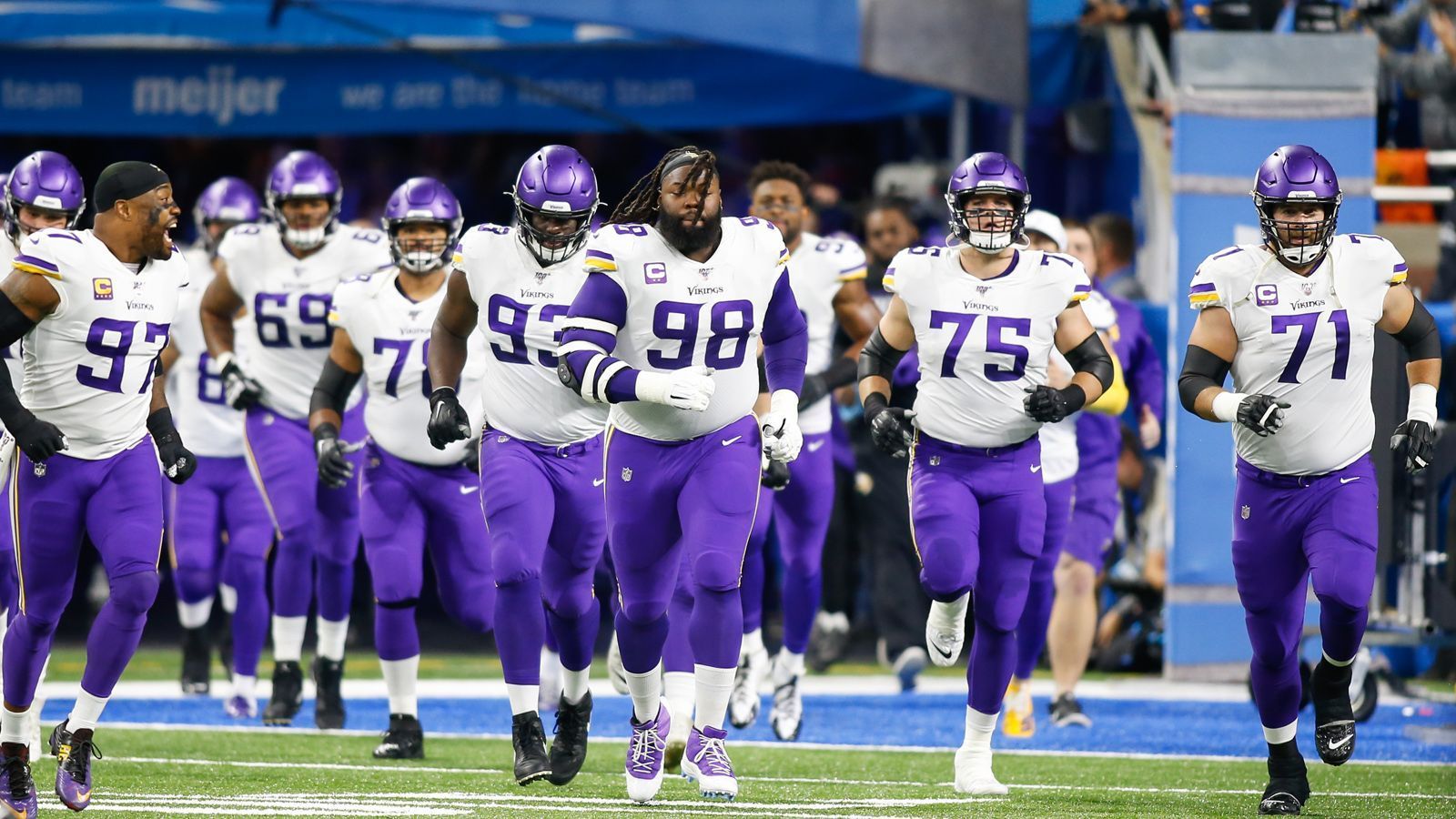 
                <strong>Minnesota Vikings – die Needs</strong><br>
                Die Minnesota Vikings haben nämlich ordentlich Draft-Kapital. Ganze 14 Picks stehen zur Verfügung, darunter zwei Picks in der ersten Runde (wenn auch an Position 22 und 25) sowie zwei Picks in der dritten Runde. Diese werden allerdings auch gebraucht: Weil die Starting-Cornerbacks abgewandet sind, müssen neue Passverteidiger her. Ein Defensive End, der Griffen ersetzt, wird ebenfalls benötigt. Weiterhin muss die Offensive Line verstärkt werden, vor allem auf der Position des Guards.
              