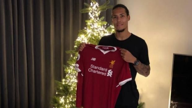 
                <strong>Virgil van Dijk</strong><br>
                Der FC Liverpool hat sich mit dem FC Southampton auf den Transfer von Verteidiger Virgil van Dijk geeinigt. Das bestätigte das Team von Trainer Jürgen Klopp auf seiner Homepage. Die Ablösesumme für den 26-Jährigen soll laut "Daily Mail" bei ...
              