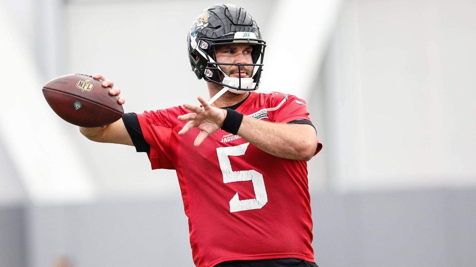 
                <strong>Blake Bortles (Jacksonville Jaguars)</strong><br>
                Auch Blake Bortles hat seinen auslaufenden Vertrag im Februar 2018 vorzeitig verlängert und kassiert jetzt ab. Der Jaguars-Quarterback und dritte Pick 2014 hat einen Vertrag über drei Jahre und 54 Millionen Dollar unterschrieben. 26 Millionen Dollar erhält er davon garantiert. 
              