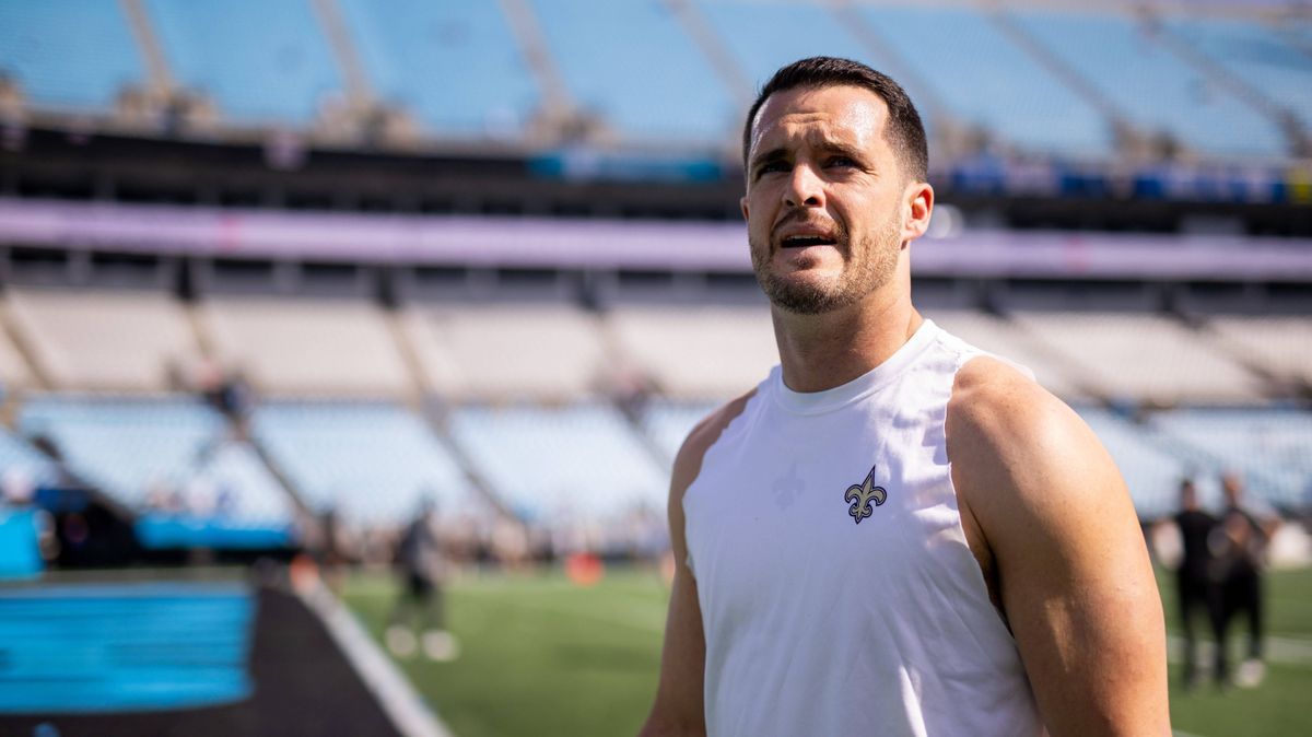 NFL, American Football Herren, USA New Orleans Saints at Carolina Panthers Nov 3, 2024; Charlotte, North Carolina, USA; New Orleans Saints quarterback Derek Carr (4) walks off before a game against...