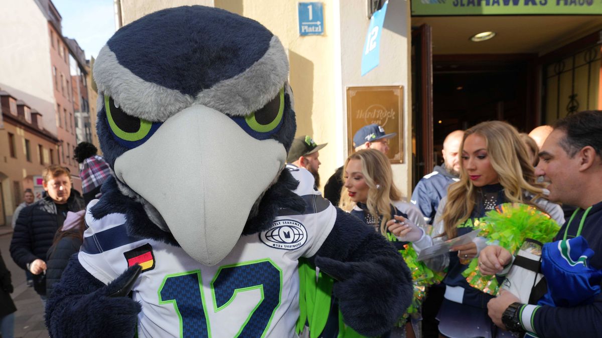NFL, American Football Herren, USA NFL Munich Game-City Scenes Nov 9, 2024; Munich, Germany; Seattle Seahawks mascot Bam C. Hawk poses at the Seahawks team pub at the Hard Rock Cafe. Munich Germany...