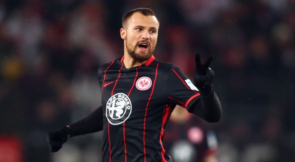 
                <strong>Haris Seferovic</strong><br>
                Haris Seferovic (Eintracht Frankfurt): Noch zum Ende der vergangenen Saison hat der Schweizer Stürmer mit seinen Toren dazu beigetragen, dass die Eintracht den Klassenerhalt schafft. Doch noch in diesem Sommer könnte Seferovic Frankfurt verlassen. Der 24-Jährige kam nicht ohne gesundheitliche Probleme durch die Vorbereitung und sein Vertrag bei der Eintracht läuft 2017 aus. Letzteres soll der Grund dafür sein, dass ein Transfer im Raum steht, denn: Mit einem Wechsel in der laufenden Transferperiode könnte der Klub noch fünf Millionen Euro Ablöse rausschlagen. Bleibt Seferovic wäre aber auch eine Vertragsverlängerung denkbar - um ihn gegebenenfalls zu einem späteren Zeitpunkt verkaufen zu können anstatt ihn nächstes Jahr ablösefrei ziehen lassen zu müssen. (Quelle: Blick/Bild)
              