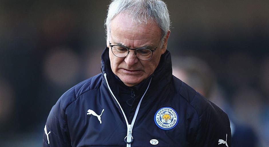 
                <strong>Claudio Ranieri</strong><br>
                Dass die Saison darauf nicht noch einmal so erfolgreich wird, war abzusehen. Doch dass der Meister nach der Traumsaison wieder gegen den Abstieg kämpfen würde, haben sie in Leicester wohl nicht für möglich gehalten. Am 23. Februar 2017 zog der Klub die Reißleine und trennte sich von dem Trainer, der ihm den ersten Meistertitel in 133 Jahren Vereinsgeschichte beschert hat. Heißester Kandidat auf die Ranieri-Nachfolge: Roberto Mancini - der Mann, mit dem alles angefangen hat.
              