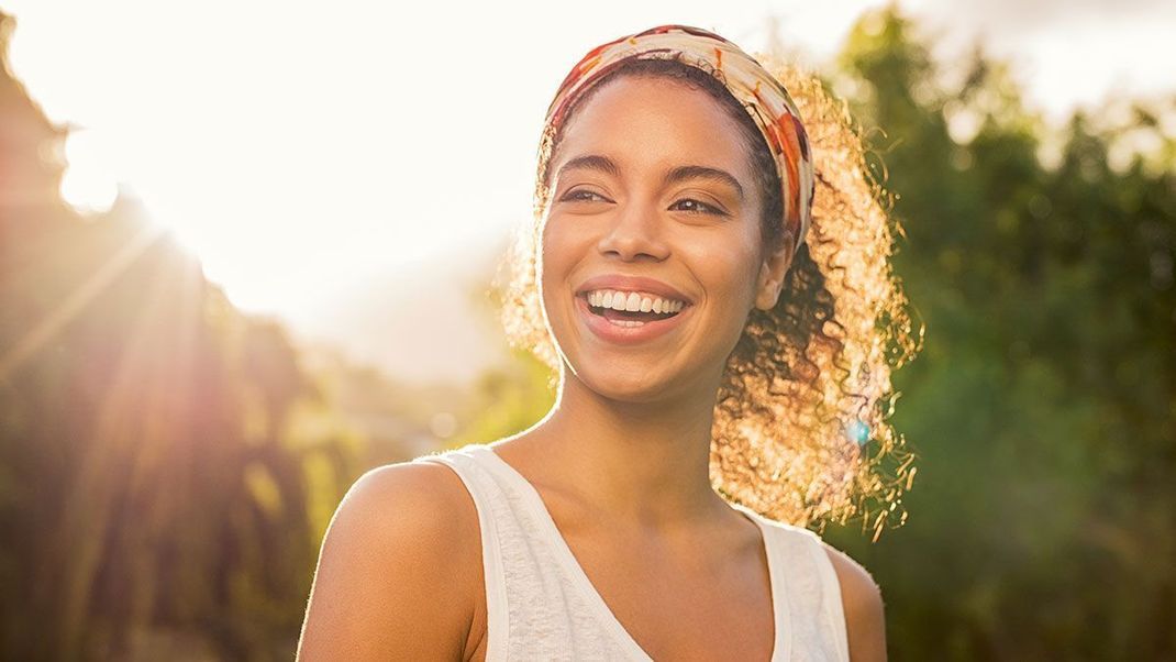 Strahlende Haare mit gesunder Haarstruktur – festes Shampoo und natürliche Haarseife überzeugen uns in der Haarpflege! Überzeuge dich von den natürlichen Pflegeprodukten und lerne die Anwendung mit festem Shampoo im Beauty-Artikel kennen. 