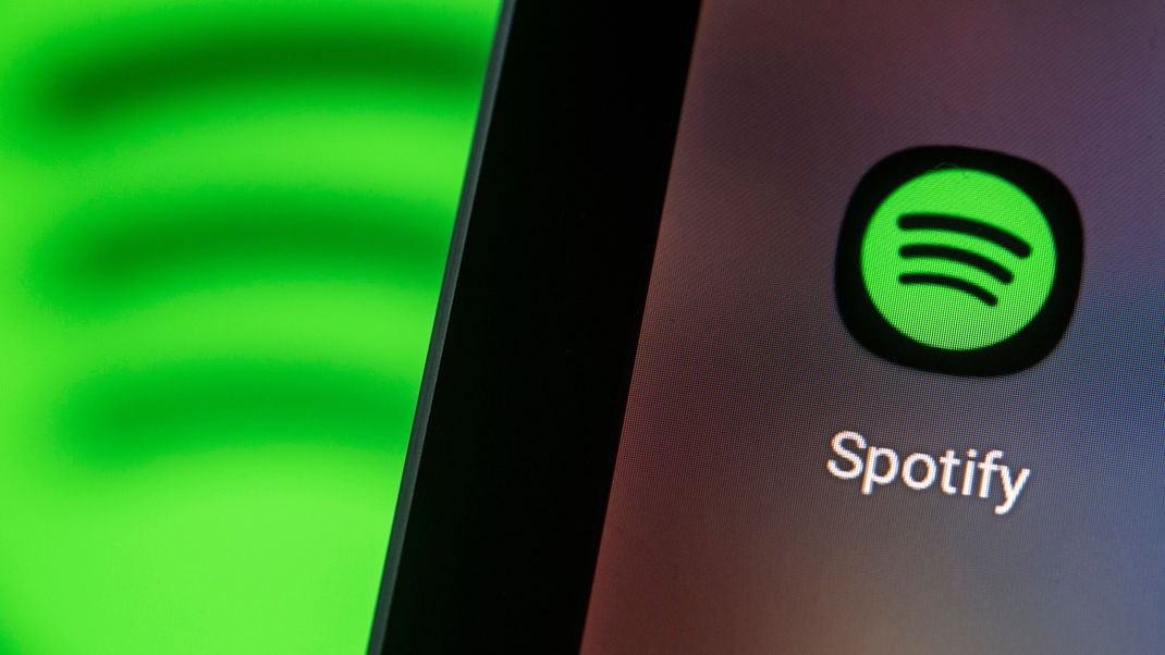 Auf dem Bildschirm eines Smartphones sieht man das Logo der App Spotify.