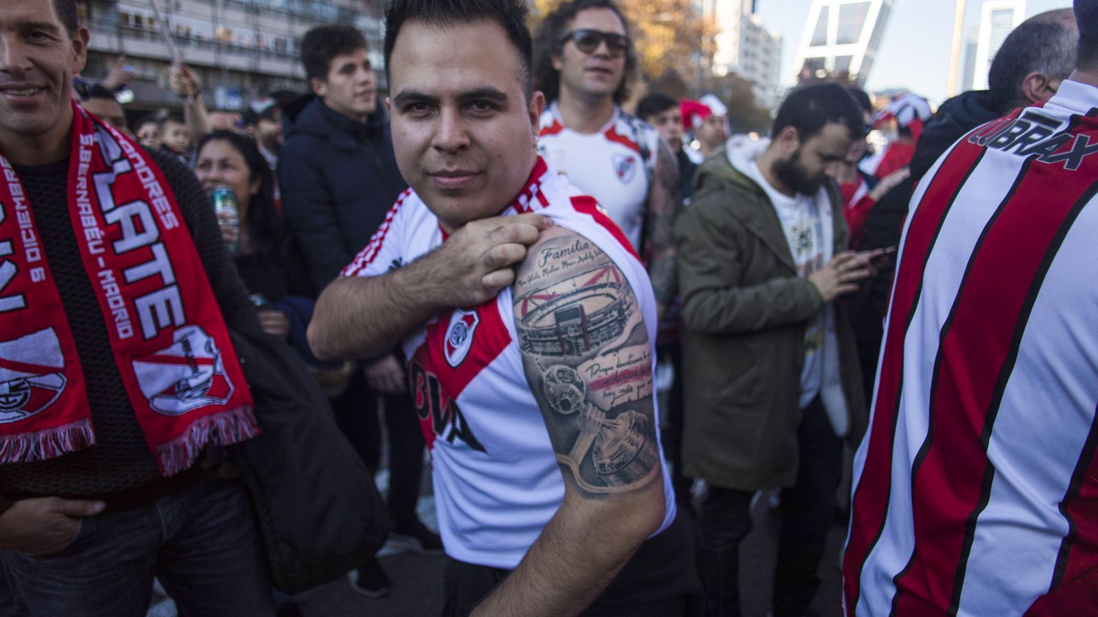 
                <strong>Platz 2: River Plate</strong><br>
                ... zum Beispiel zu den 2076 mit Klub-Tattoos geschmückten Fans des legendären argentinischen Klubs River Plate. Doch gegen Platz eins sieht auch diese Nummer blass aus!
              