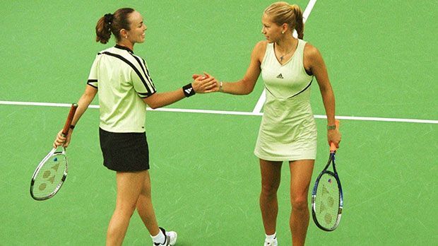 
                <strong>Anna Kournikova anno 2002</strong><br>
                Doch in der Doppelweltrangliste stürmte Anna Kournikova an die Spitze. Sie gewann zusammen mit Martina Hingis (links) zweimal die Australien Open. Mit der Schweizerin erlebte die 1,73m große Rechtshänderin ihre erfolgreichste Zeit mit elf Doppel-Turniersiegen.
              
