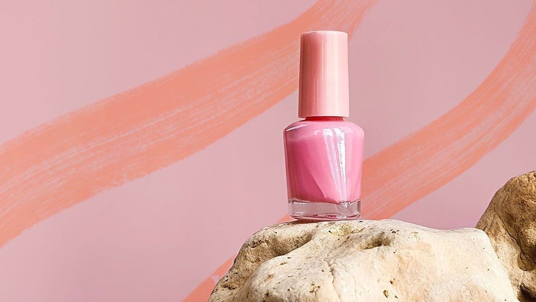Rosafarbener Nagellack für traumhafte Ballerina Nails – wir stellen dir unsere Favoriten an Nagellacken vor und geben eine Schritt-für-Schritt Anleitung, wie du dir den Nail Trend ganz einfach von zuhause zaubern kannst.  