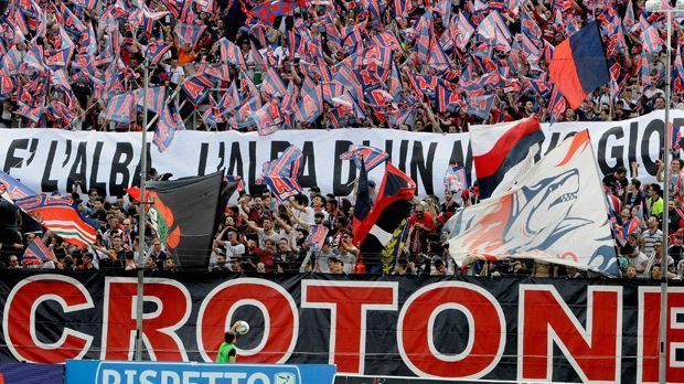 
                <strong>FC Crotone Geschichte</strong><br>
                 Für die langjährigen Fans geht damit eine Erfolgsgeschichte weiter. Erst 1993 wurde der Klub unter dem Namen FC Crotone Calcio gegründet, nachdem man zuvor in Konkurs ging. Von der "Promozione Calabrese" ging es in nur sieben Spielzeiten bis in die zweite Liga, also der Serie B hoch - ein kometenhafter Aufstieg also.
              